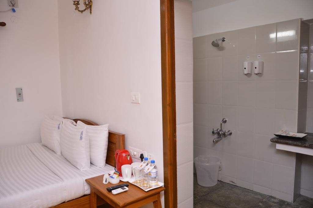 Cours Chabrol Hotel Pondicherry Room photo